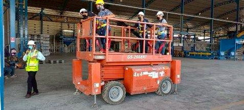 LINE_ALBUM_หลักสูตรรถกระเช้า X-Lift และ Boom Lift_250828_29.jpg - หลักสูตรรถกระเช้า X-Lift และ Boom Lift